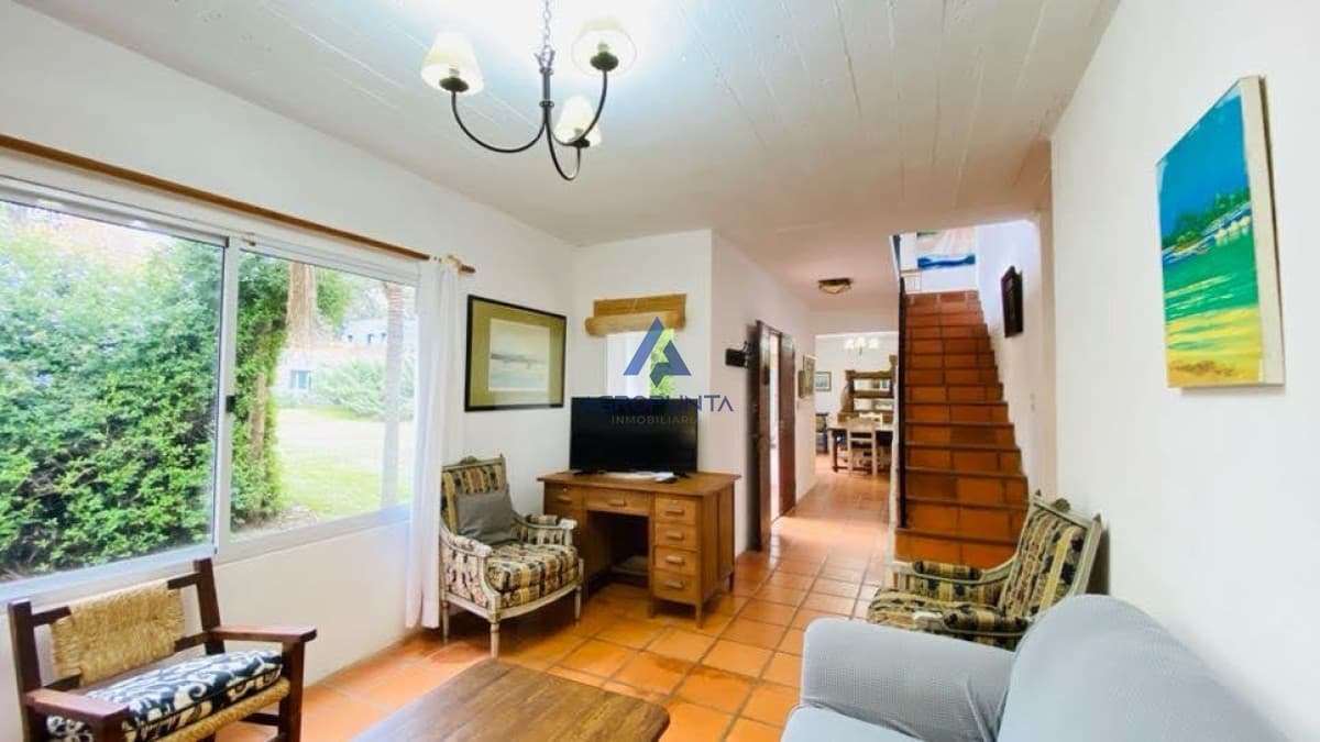 Casa en alquiler en Montoya La Barra 4 dormitorios mas servicio  -