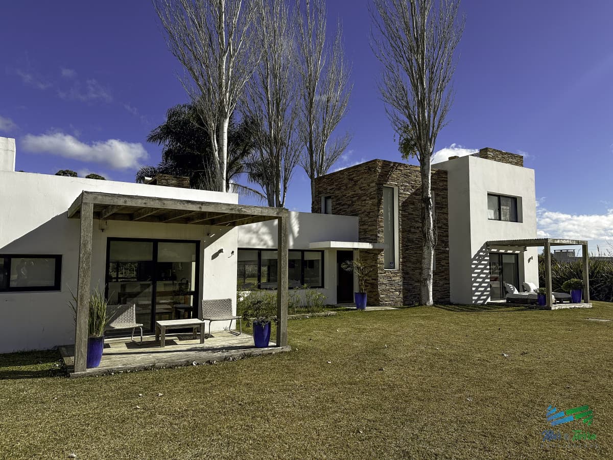 En venta casa en barrio privado El Quijote, La Barra, Punta del Este