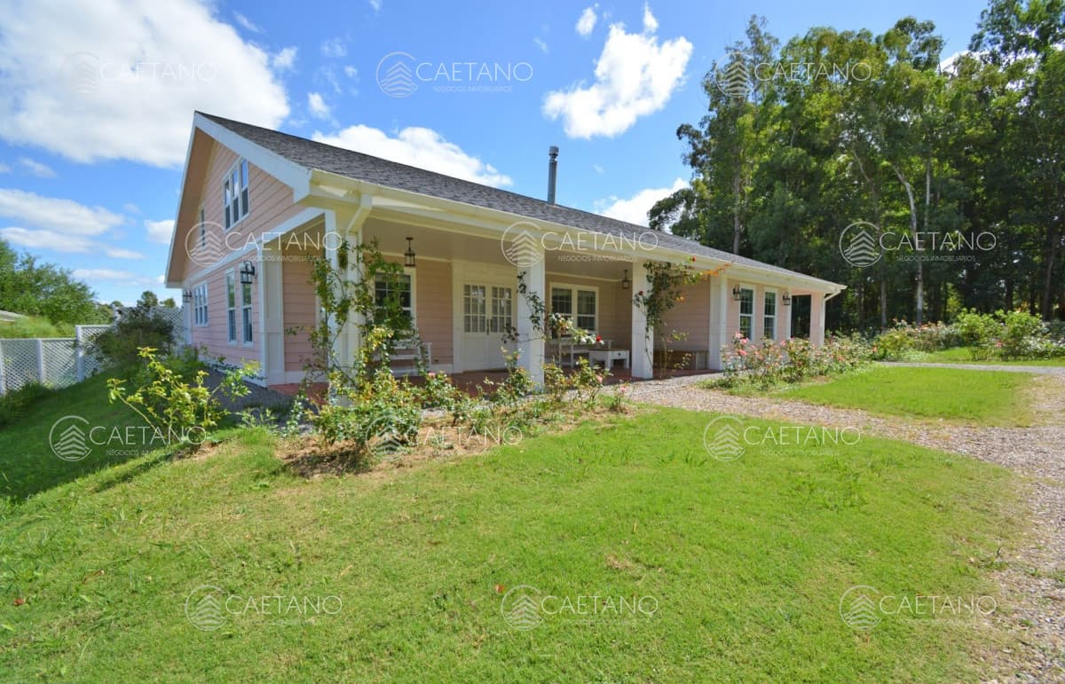 Casa en Venta en El Quijote Chacras, cercana a la entrada del barrio