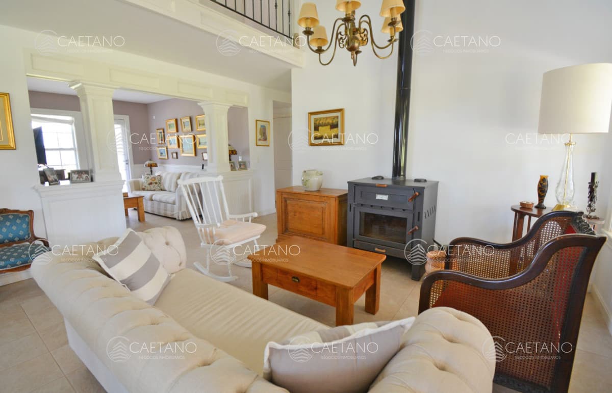 Casa en Venta en El Quijote Chacras, cercana a la entrada del barrio