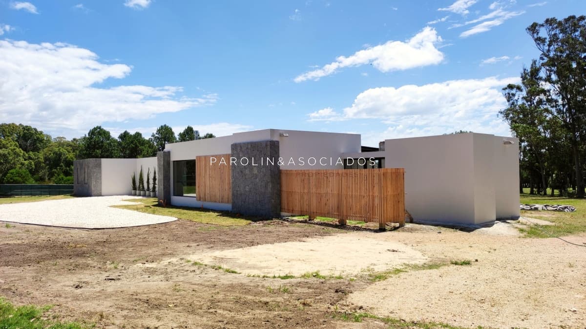 Casa a estrenar en venta de 4 dormitorios en El Quijote, La Barra.