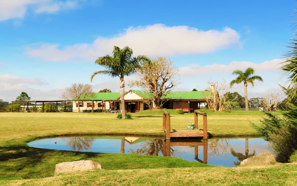 Casa en venta con amplio jardín en El Quijote Chacras, Punta del Este.