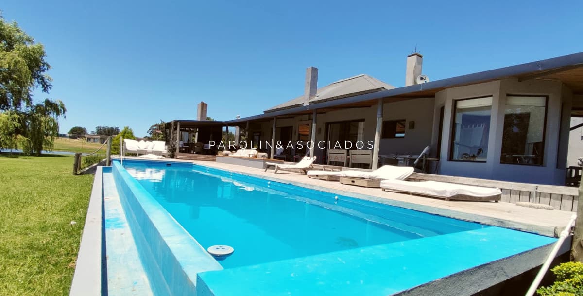 Venta de Hermosa Casa sobre la laguna en El Quijote Chacras