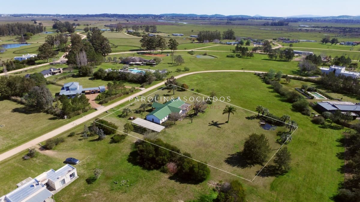 Casa en venta con amplio jardín en El Quijote Chacras, Punta del Este.