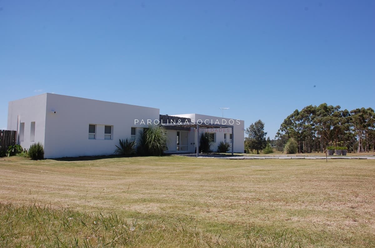 Hermosa y amplia casa en venta con piscina en El Quijote Chacras, Punta del Este.