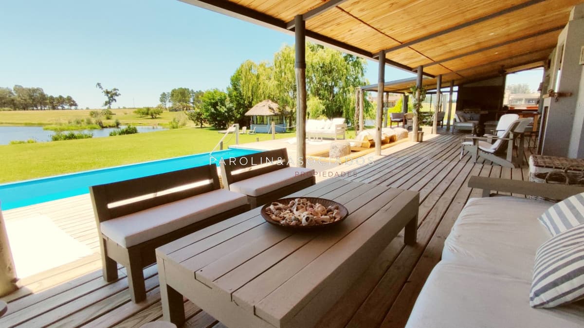 Venta de Hermosa Casa sobre la laguna en El Quijote Chacras