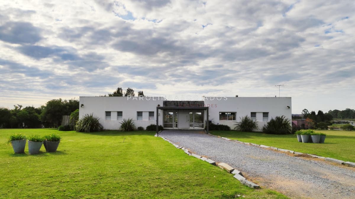 Hermosa y amplia casa en venta con piscina en El Quijote Chacras, Punta del Este.