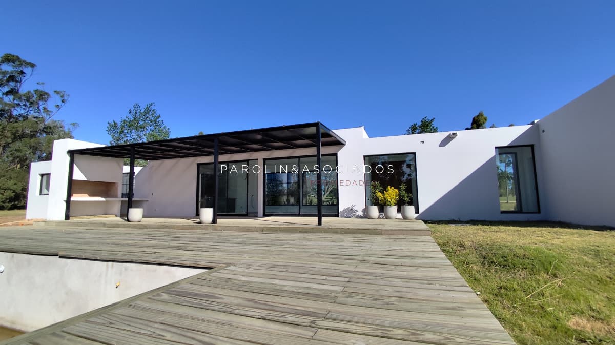 Casa a estrenar en venta de 4 dormitorios en El Quijote, La Barra.