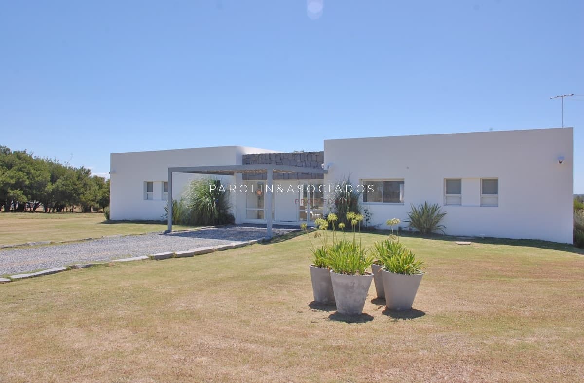 Hermosa y amplia casa en venta con piscina en El Quijote Chacras, Punta del Este.