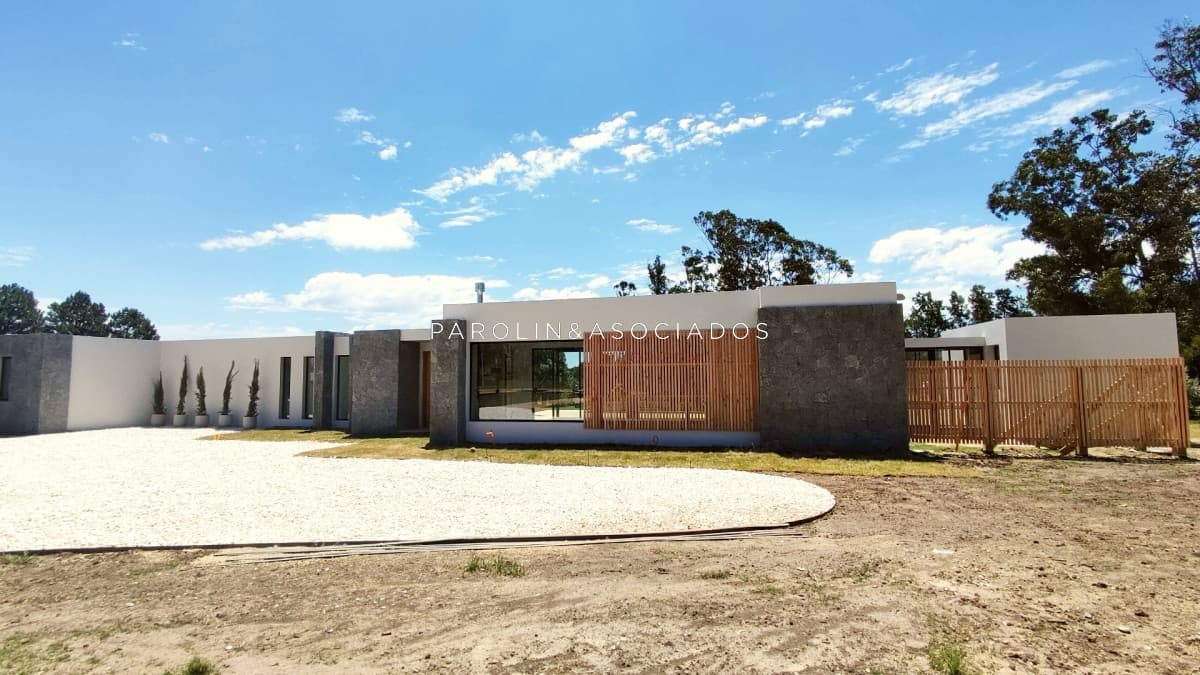Casa a estrenar en venta de 4 dormitorios en El Quijote, La Barra.