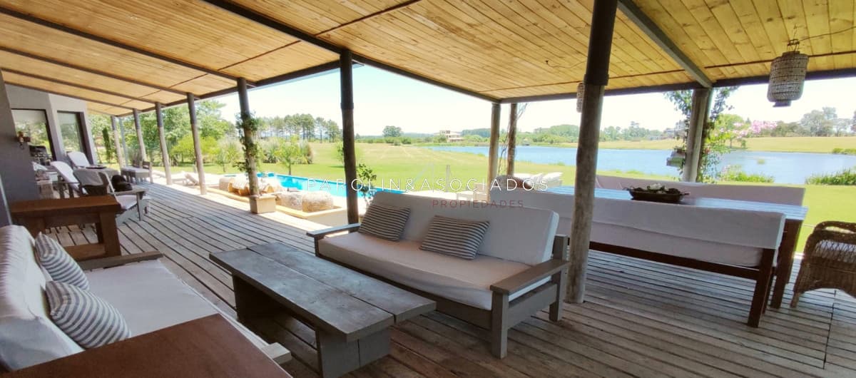 Venta de Hermosa Casa sobre la laguna en El Quijote Chacras