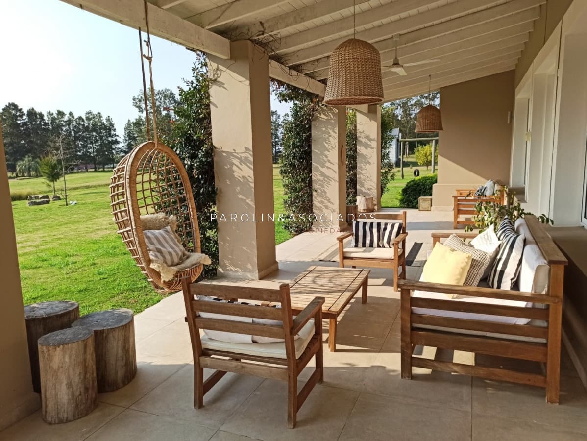 Hermosa casa en venta ubicada en El Quijote Chacras, Punta del Este.
