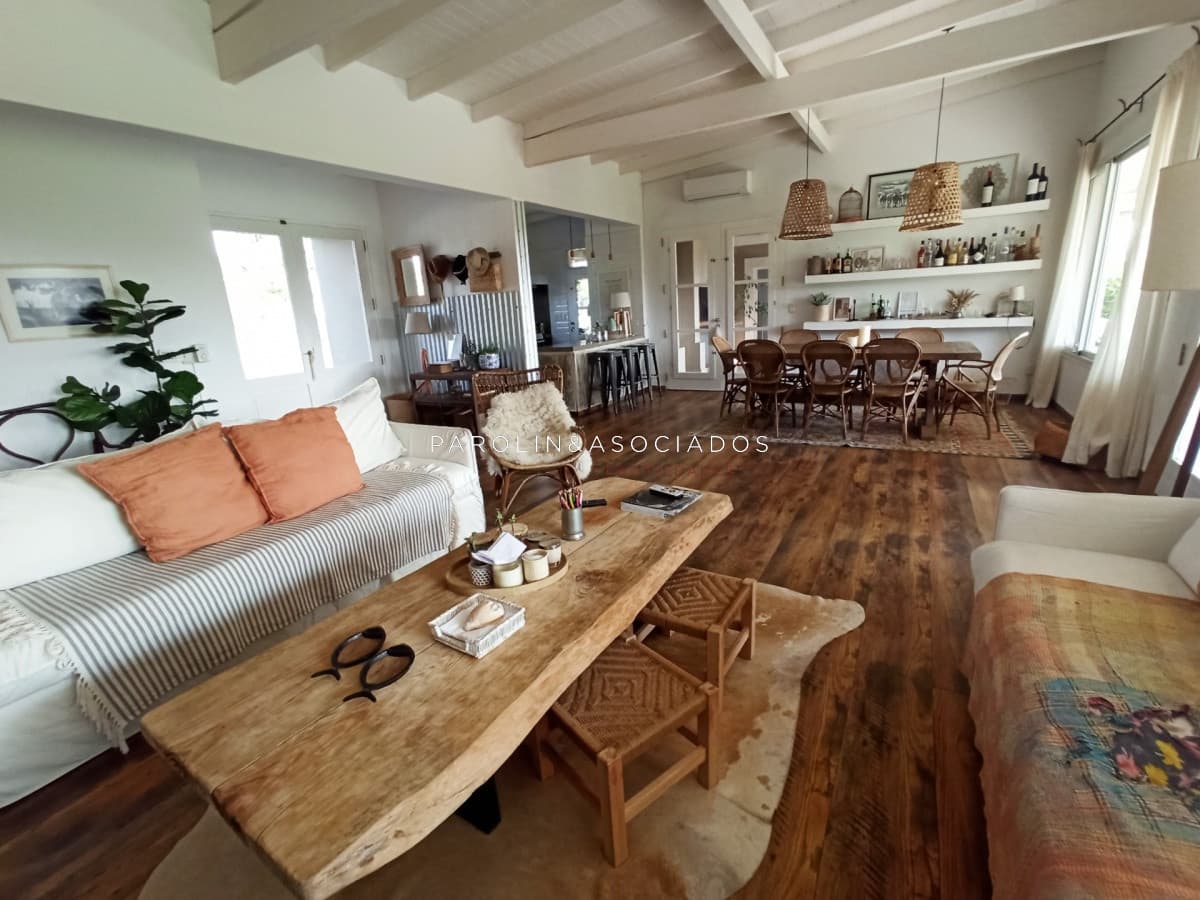 Hermosa casa en venta ubicada en El Quijote Chacras, Punta del Este.