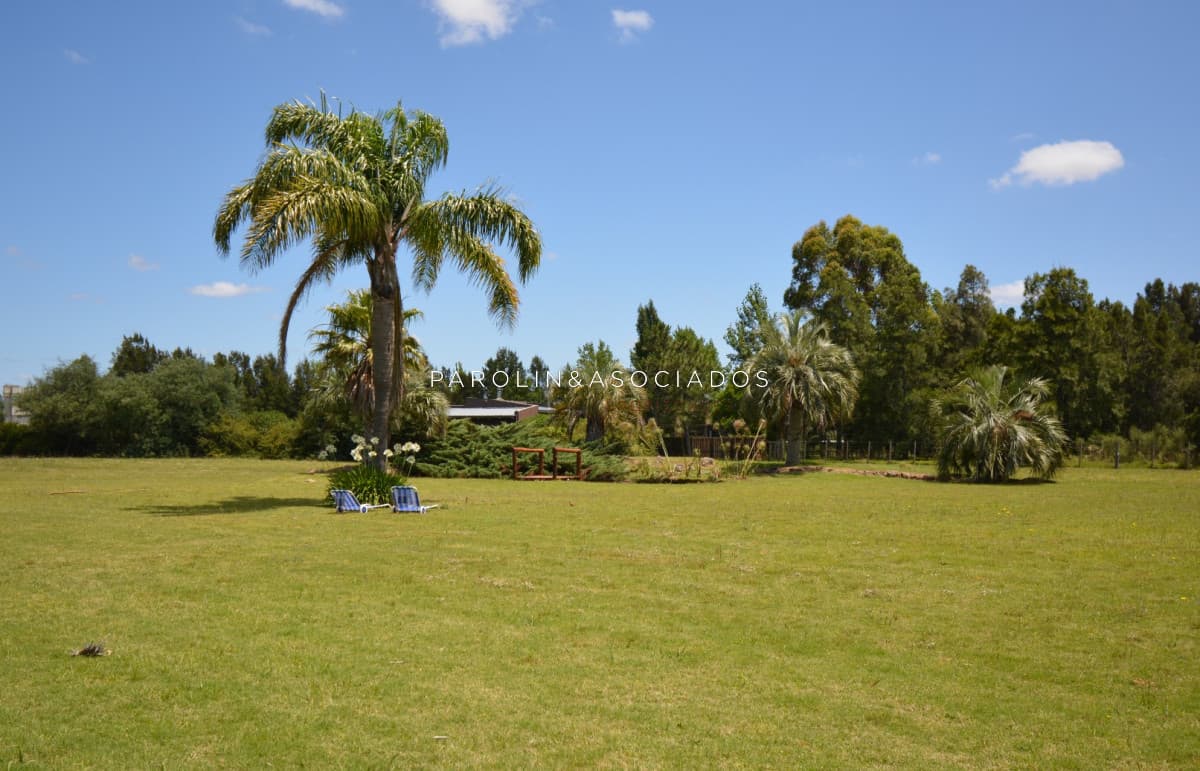 Casa en venta con amplio jardín en El Quijote Chacras, Punta del Este.