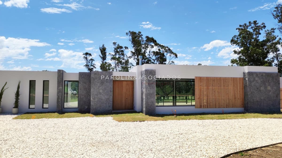 Casa a estrenar en venta de 4 dormitorios en El Quijote, La Barra.