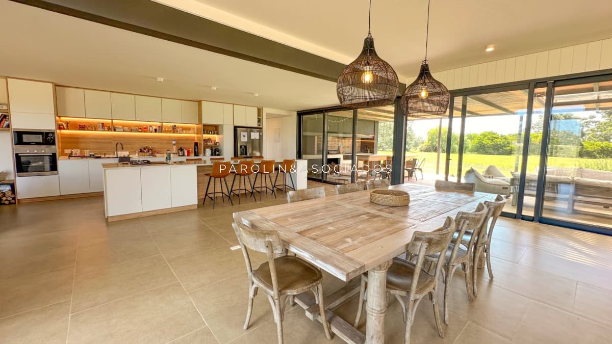 Casa en Venta de 4 dormitorios en suite, El Quijote La Barra