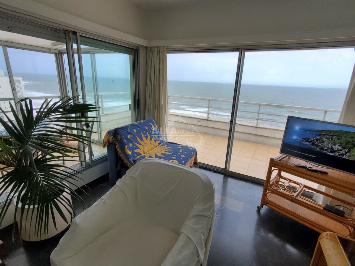 Penthouse con vista , 2 dormitorios y medio , 2 baños , Península  , Punta del Este