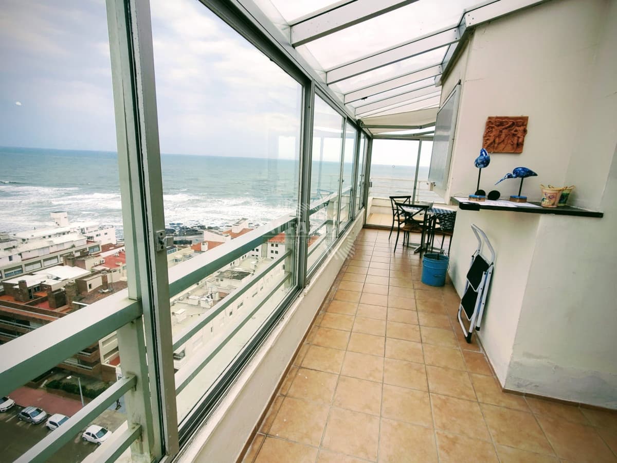 Penthouse con vista , 2 dormitorios y medio , 2 baños , Península  , Punta del Este