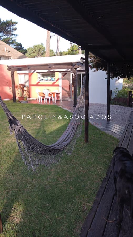 Venta De Casa De 2 Dormitorios Mas Dependencia De Servicio En Punta Del Este