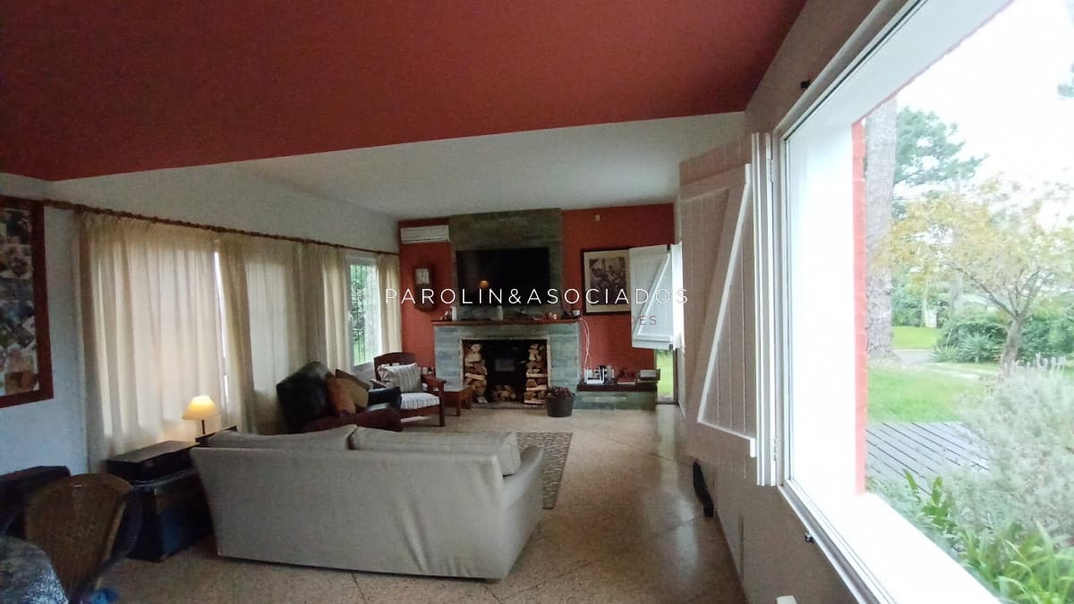 Venta De Casa De 2 Dormitorios Mas Dependencia De Servicio En Punta Del Este