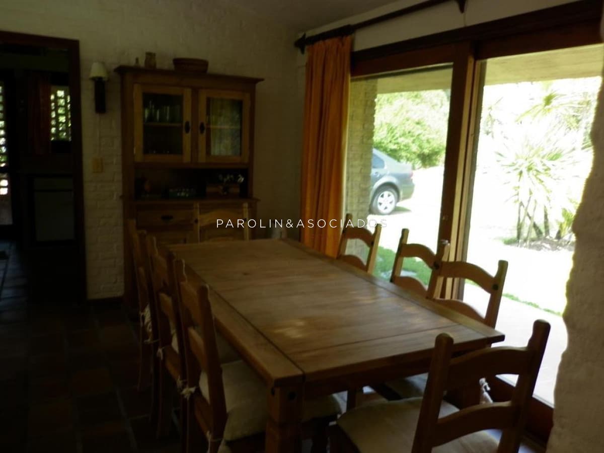 Hermosa casa en venta, 4 dormitorios.