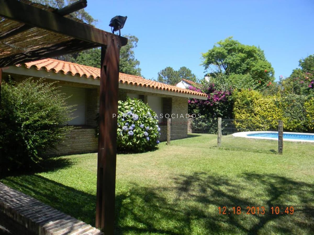 Hermosa casa en venta, 4 dormitorios.