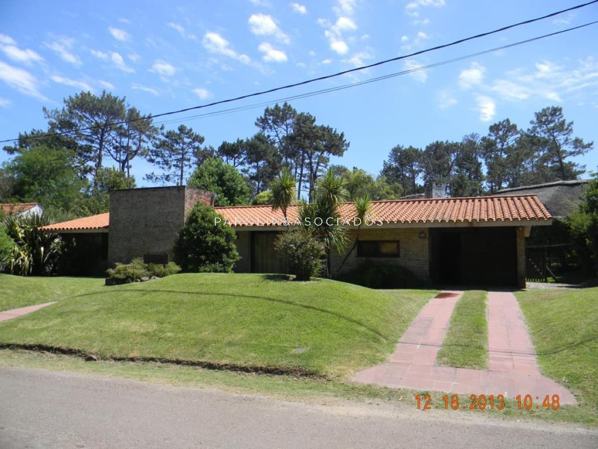 Hermosa casa en venta, 4 dormitorios.