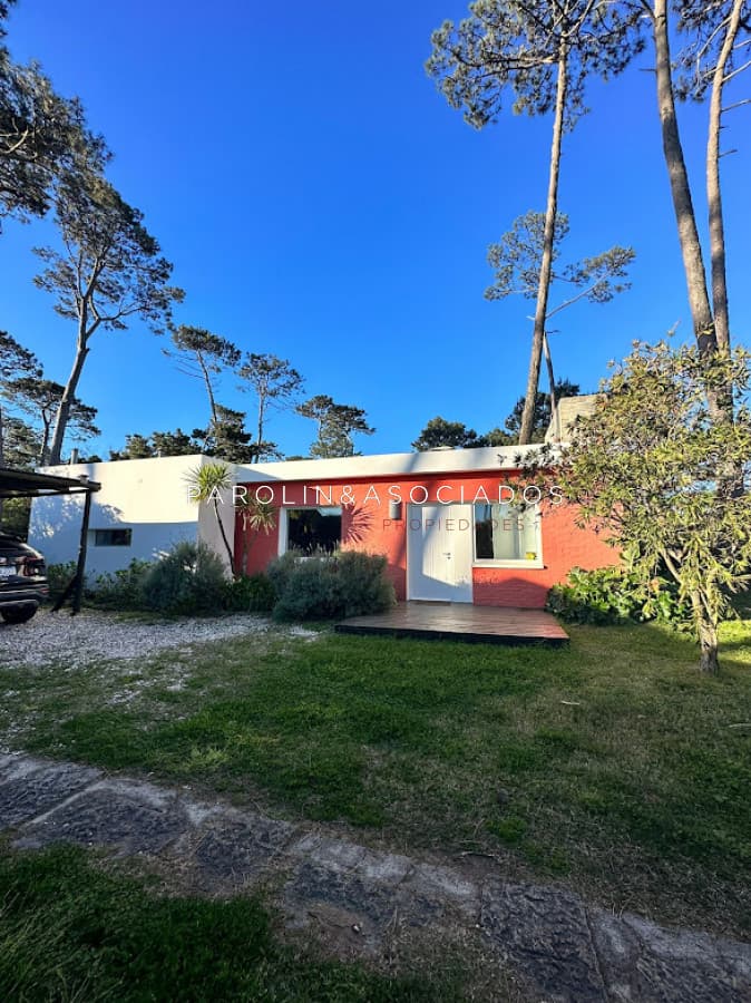 Venta De Casa De 2 Dormitorios Mas Dependencia De Servicio En Punta Del Este