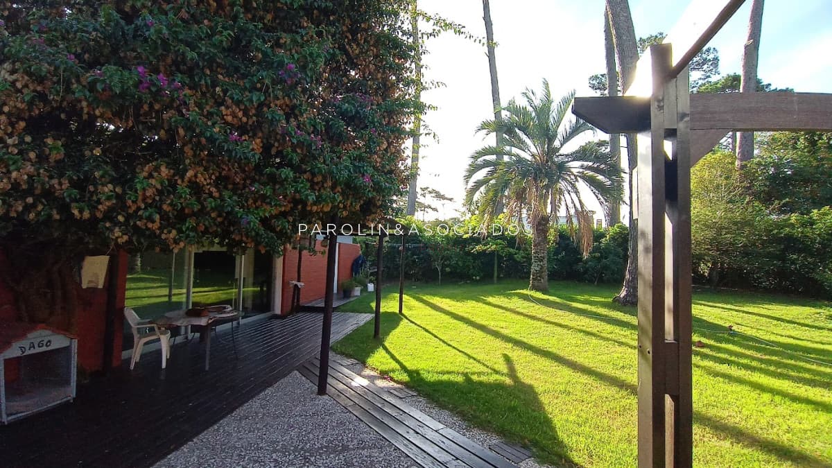 Venta De Casa De 2 Dormitorios Mas Dependencia De Servicio En Punta Del Este