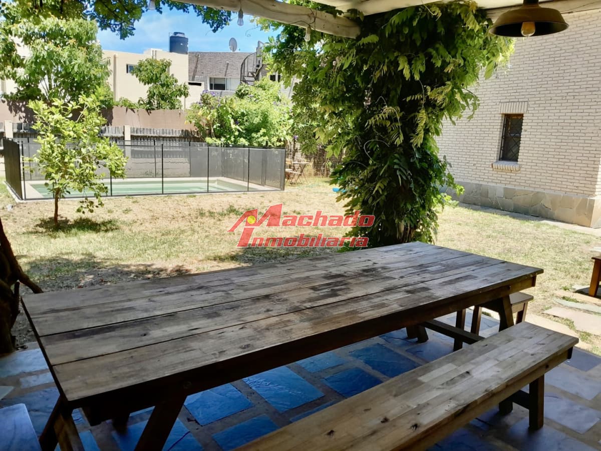 Casa en la mansa de 3 dormitorios con piscina climatizada, disponible primera de enero.