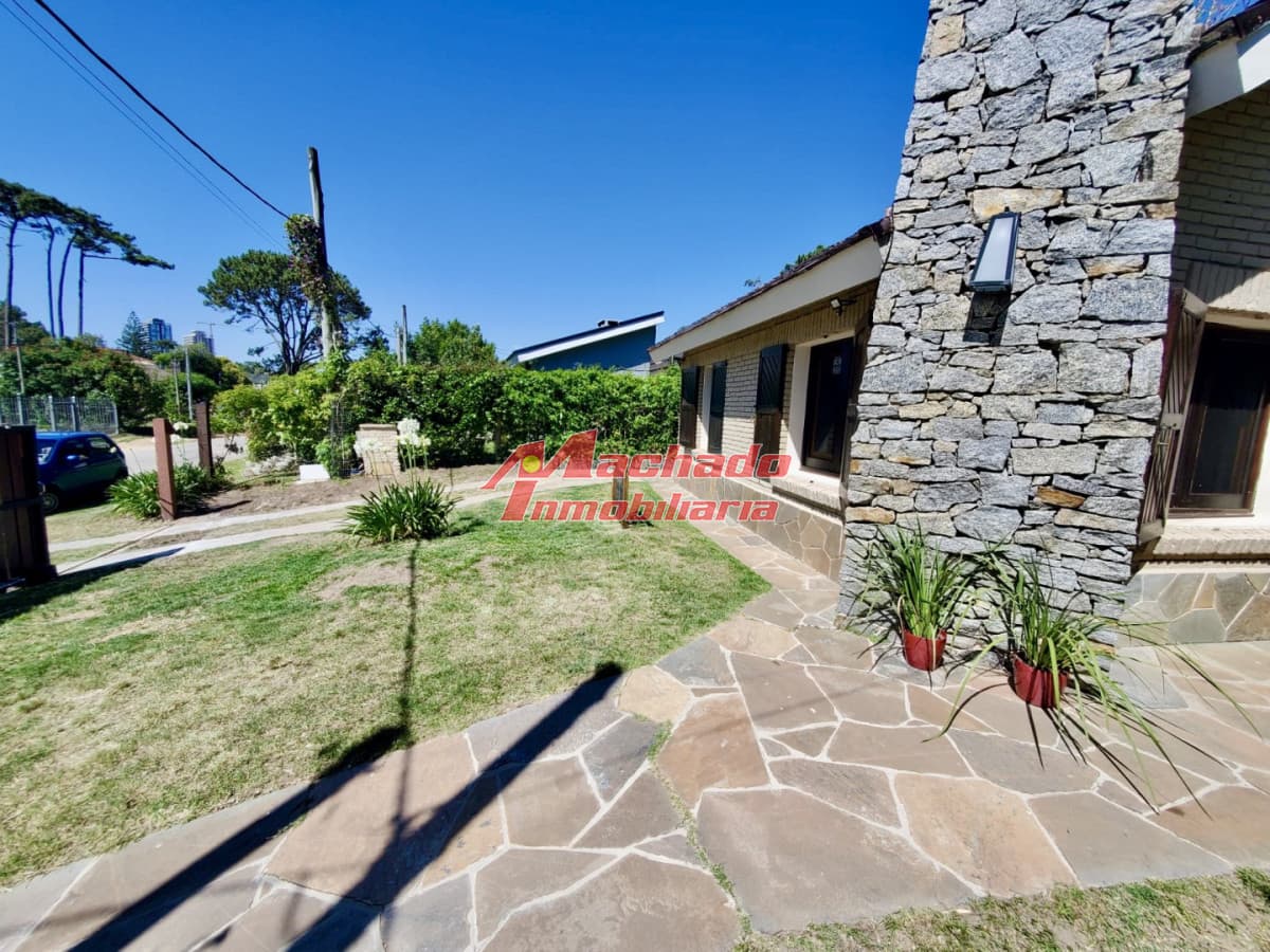 Casa en la mansa de 3 dormitorios con piscina climatizada, disponible primera de enero.