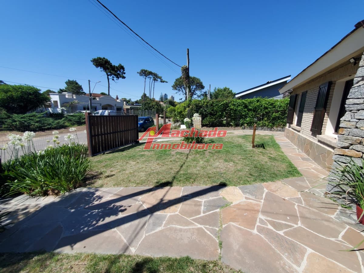Casa en la mansa de 3 dormitorios con piscina climatizada, disponible primera de enero.