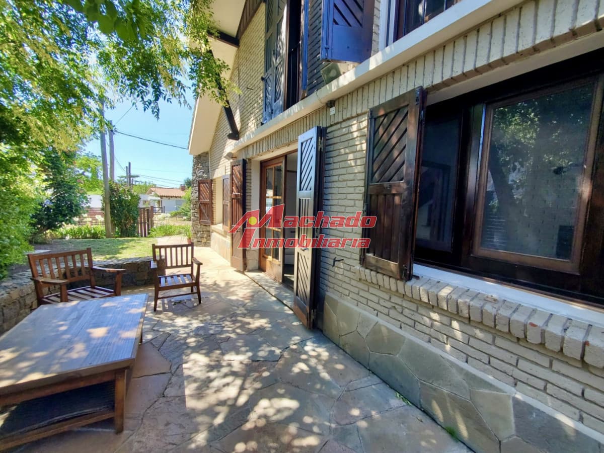 Casa en la mansa de 3 dormitorios con piscina climatizada, disponible primera de enero.