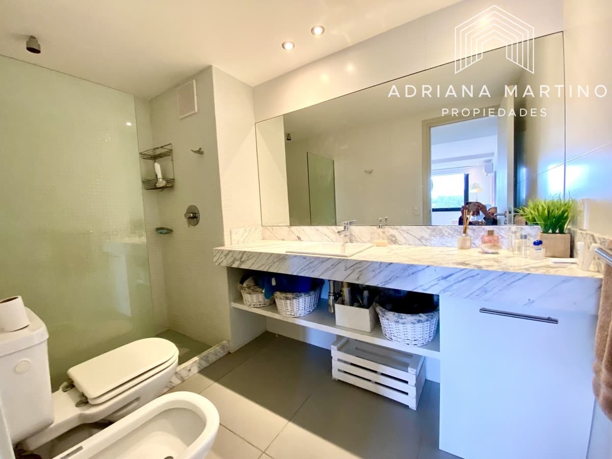Cómoda planta a metros de Playa Brava