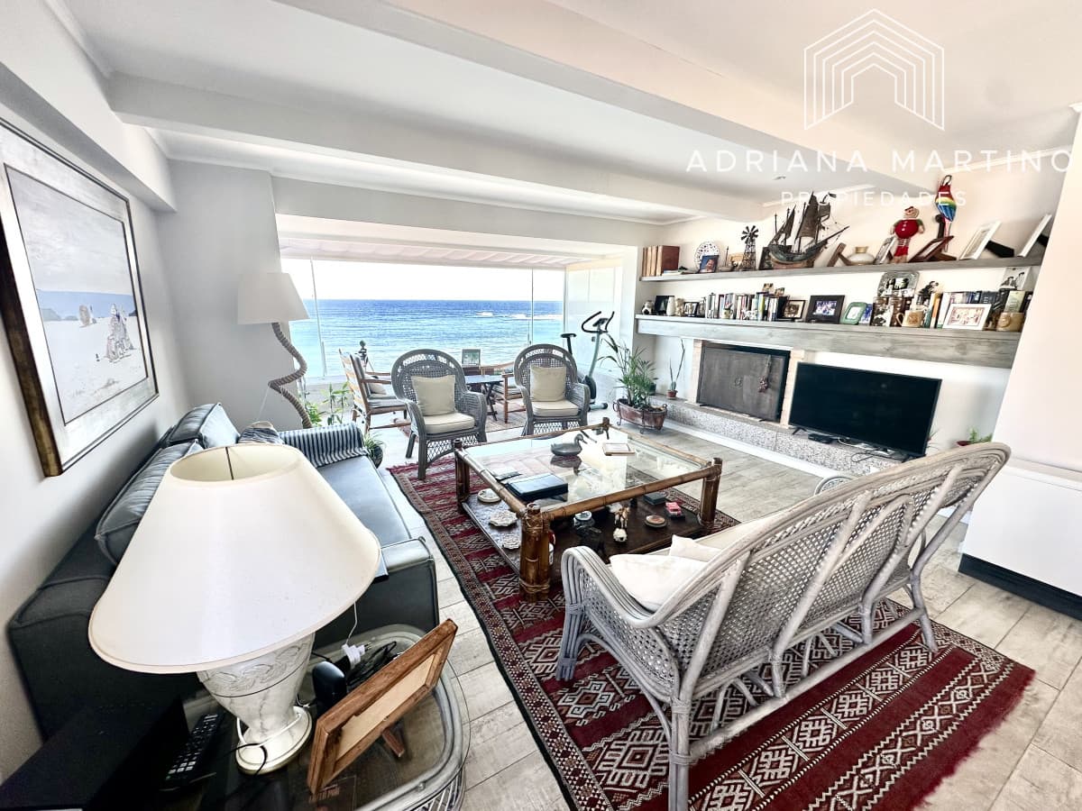 Excelente apartamento en primera línea playa brava