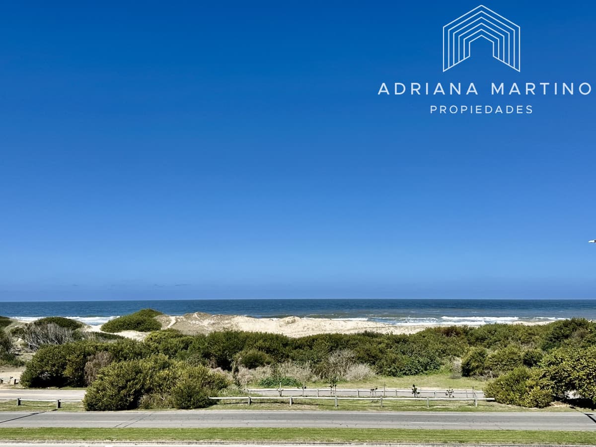 Excelente apartamento en primera línea playa brava