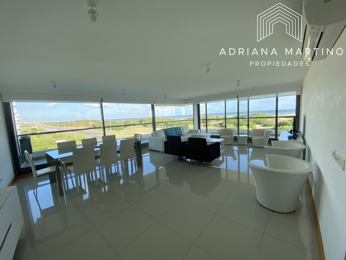 Espectacular apartamento ubicado en la Brava, con vista al mar.