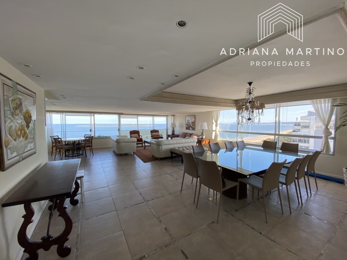 Espectacular apartamento de excelente calidad de construcción. Terraza superior con parrillero cerrado. Amplios y luminosos ambientes. Frente al mar.