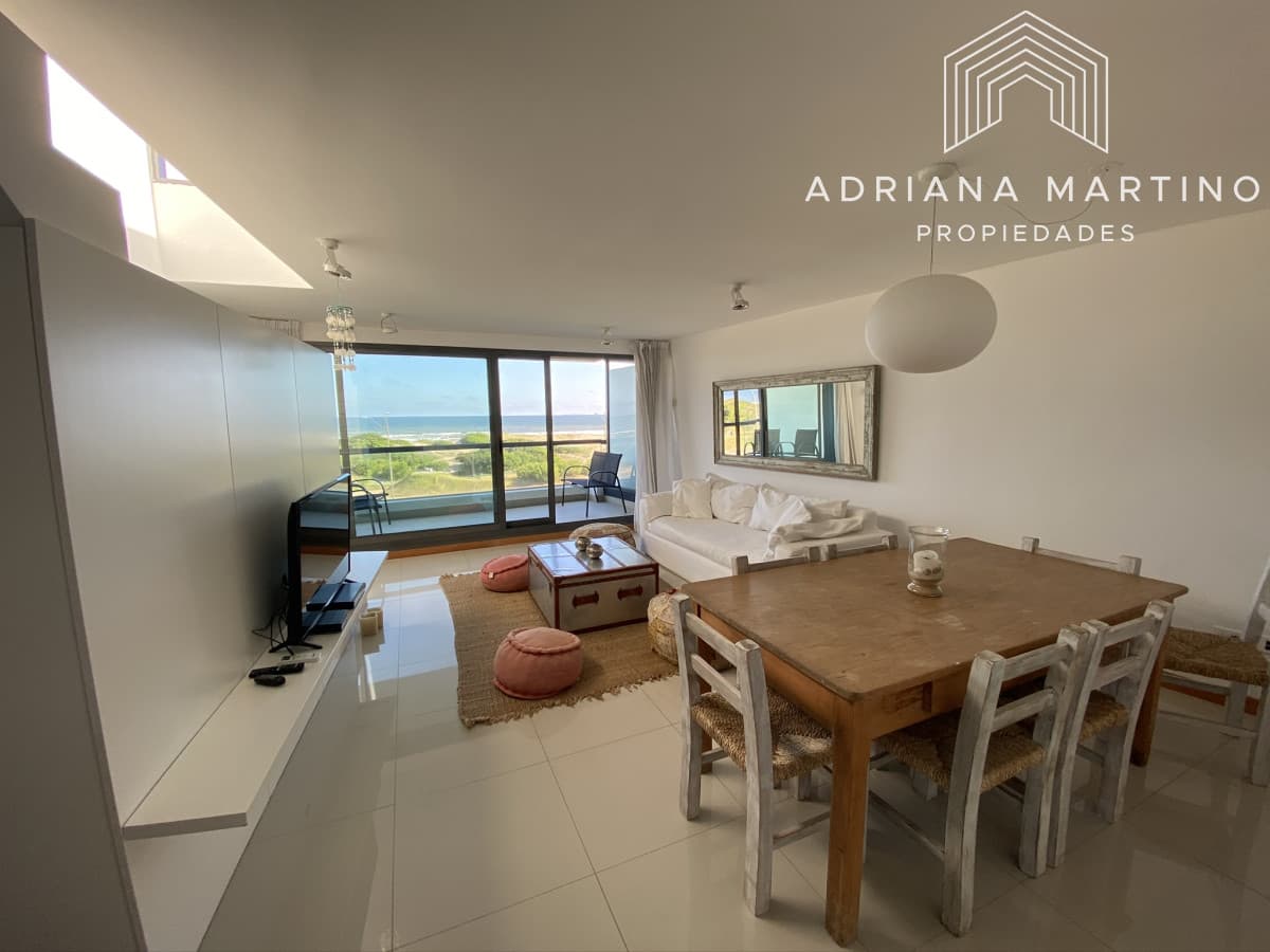 Muy lindo apartamento Pent House en excelente estado con espectacular vista al mar.