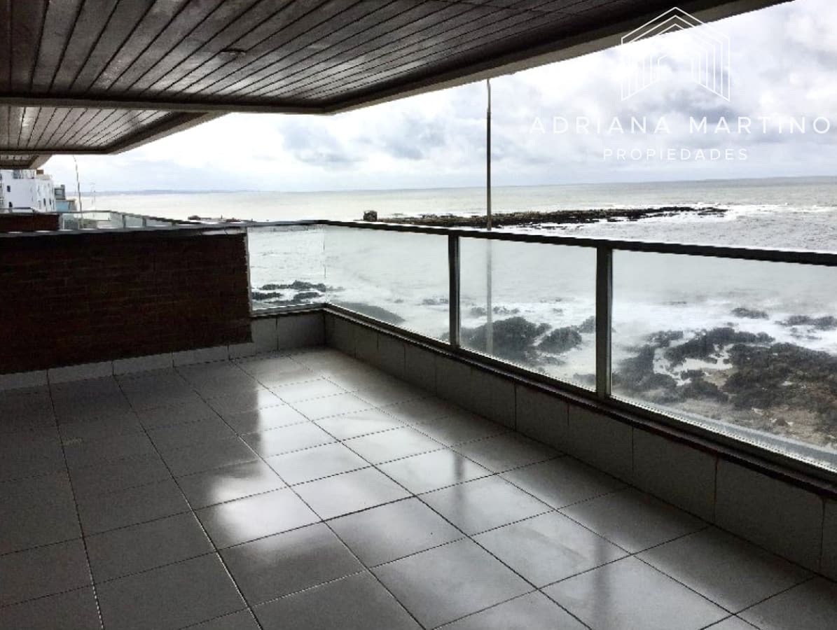 Hermoso apartamento con espectacular vista al mar, ubicado en península de Punta del Este.