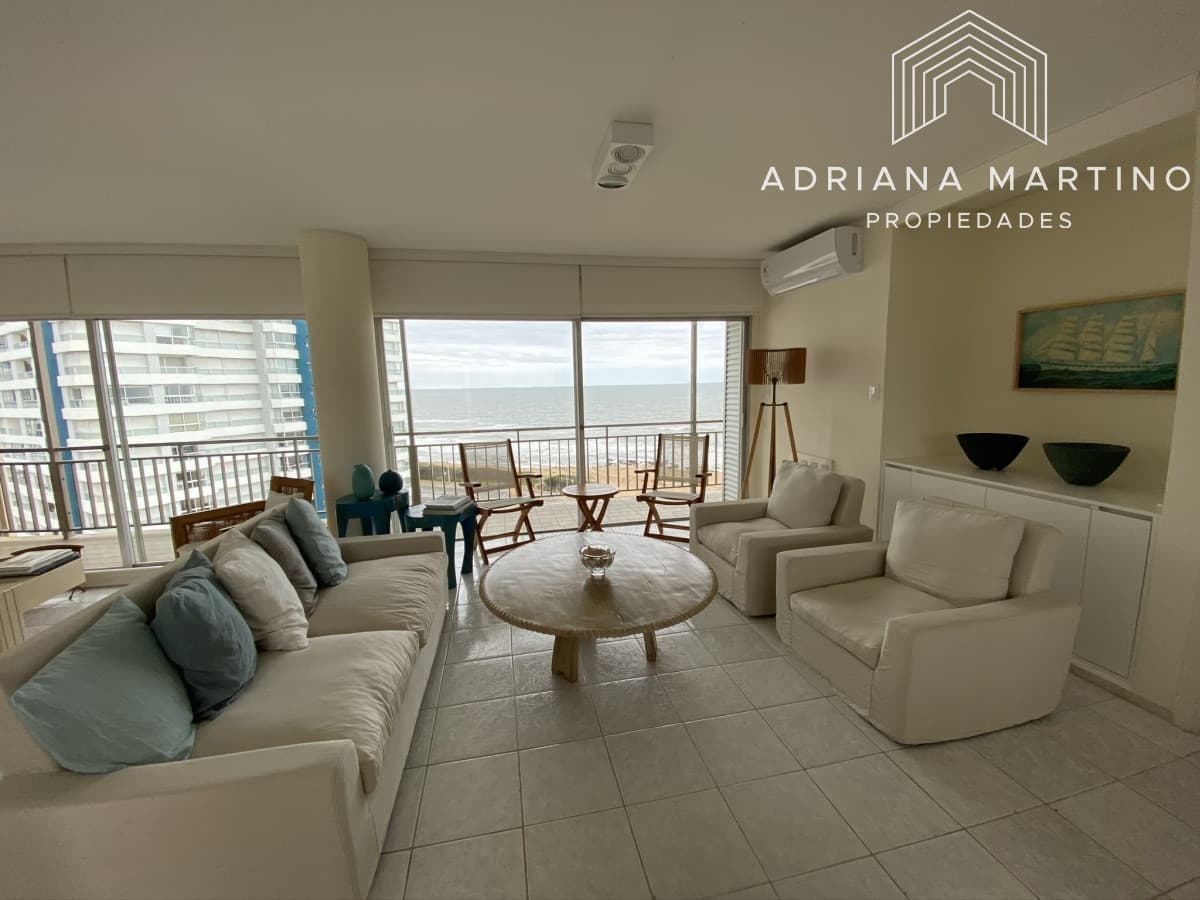 Cómoda planta en primera línea playa brava