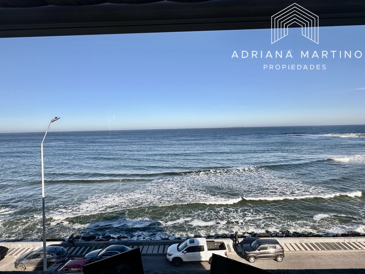 Excelente apartamento en primera línea playa brava