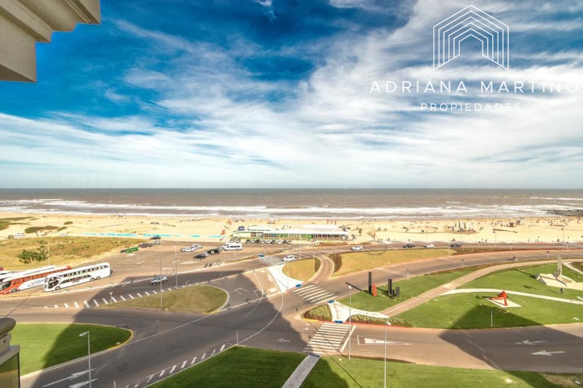 Espectacular apartamento con vista la Brava. Cómodos, amplios e iluminados ambientes. Excelentes servicios.