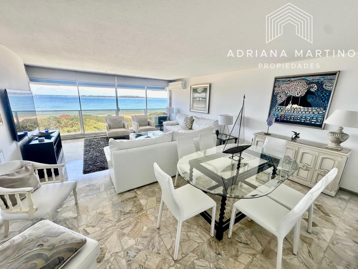 Amplia planta en primera linea al mar