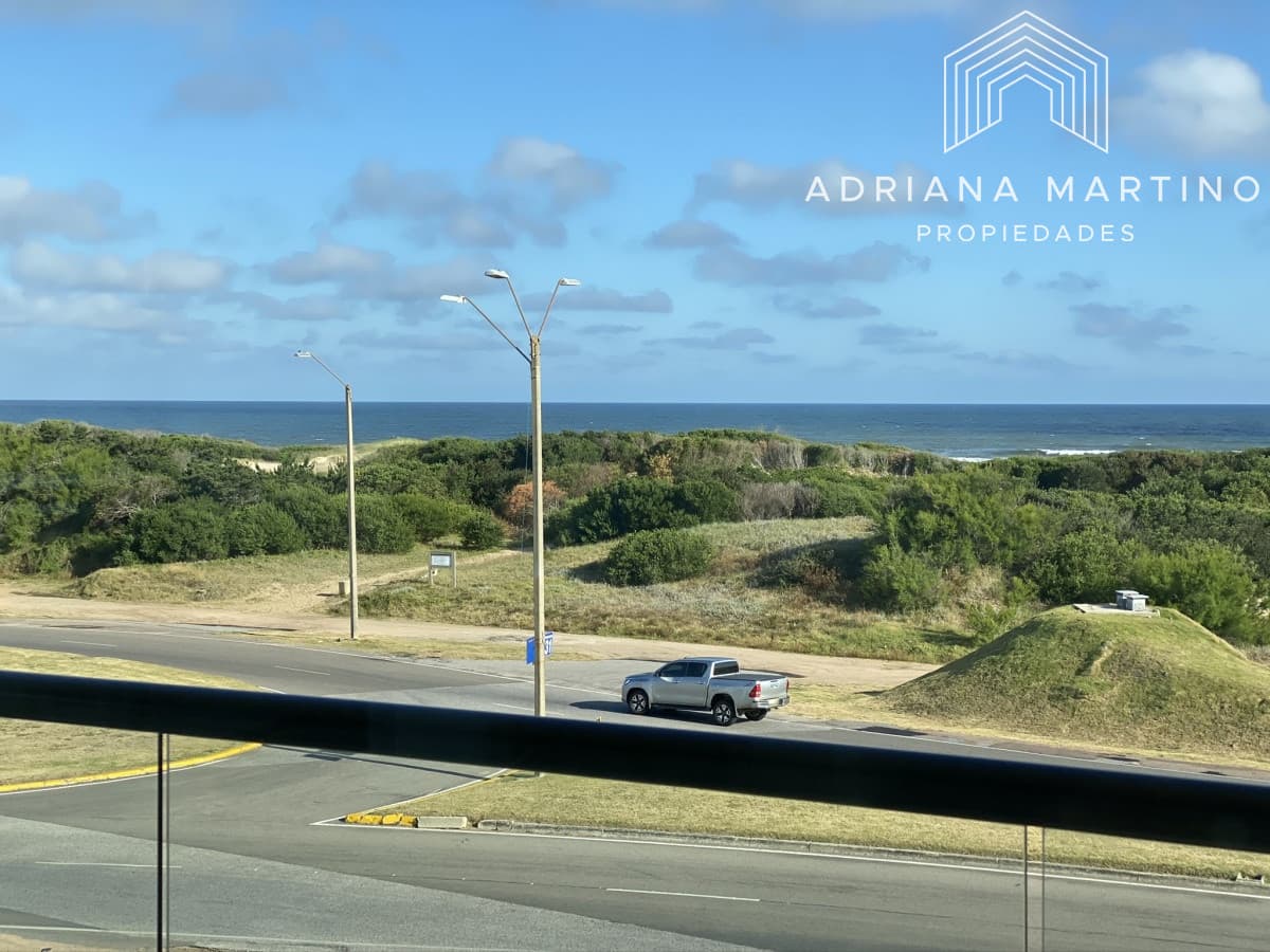 Espectacular apartamento ubicado en la Brava, con vista al mar.
