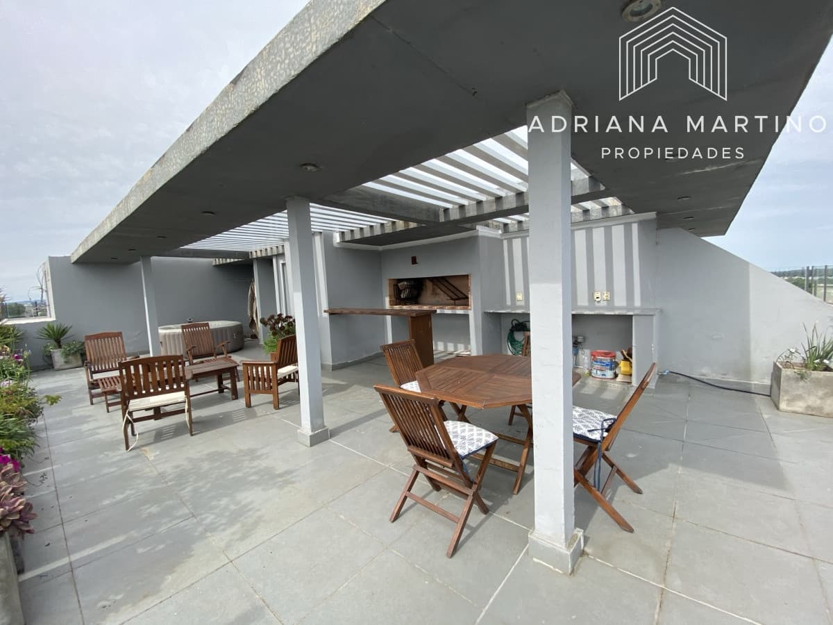 Excelente Pent House con hermosa vista al mar y espectacular terraza con yacuzzi.