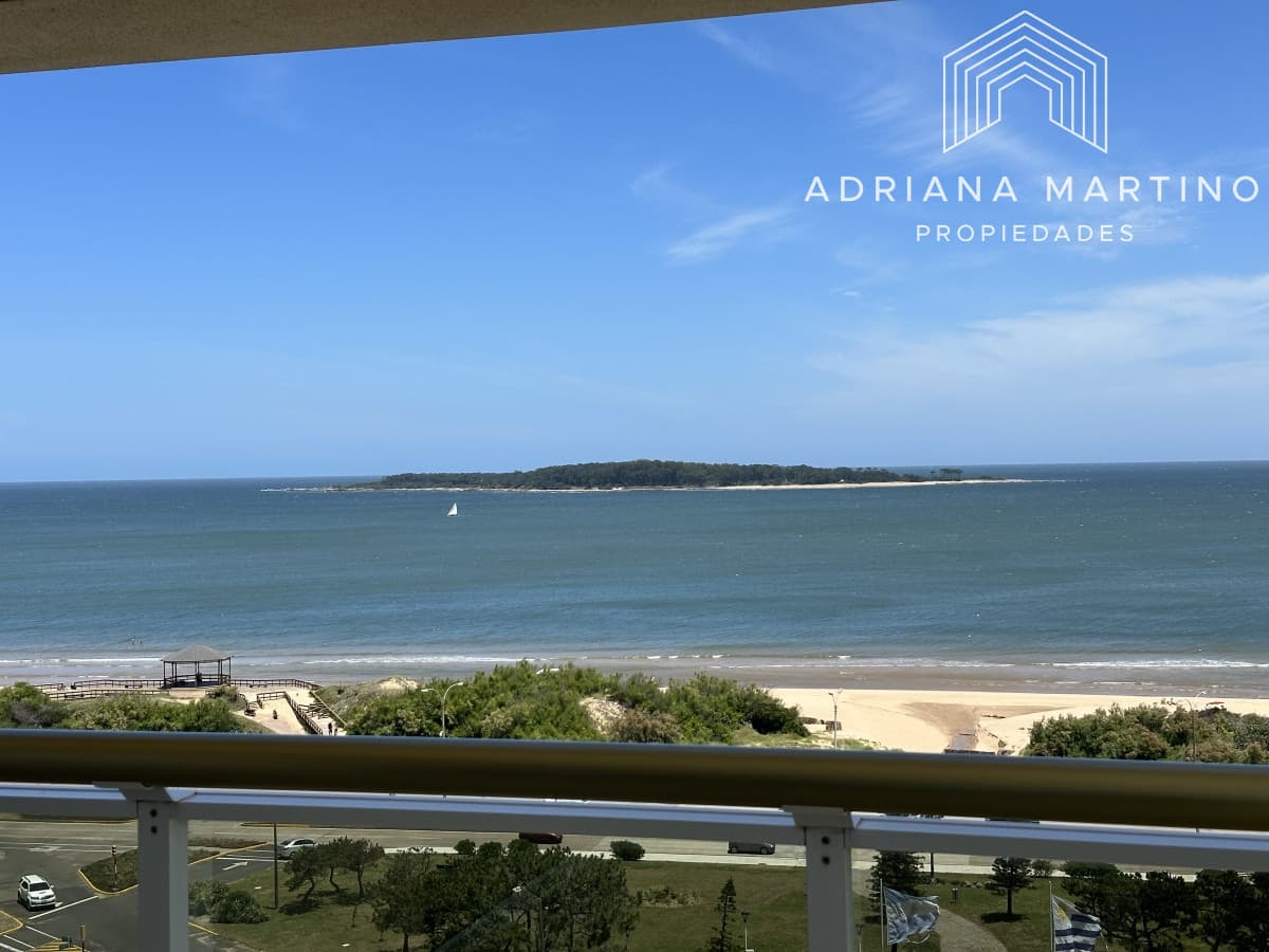 Espectacular apartamento en Mansa Punta del Este, con vista panorámica al mar.