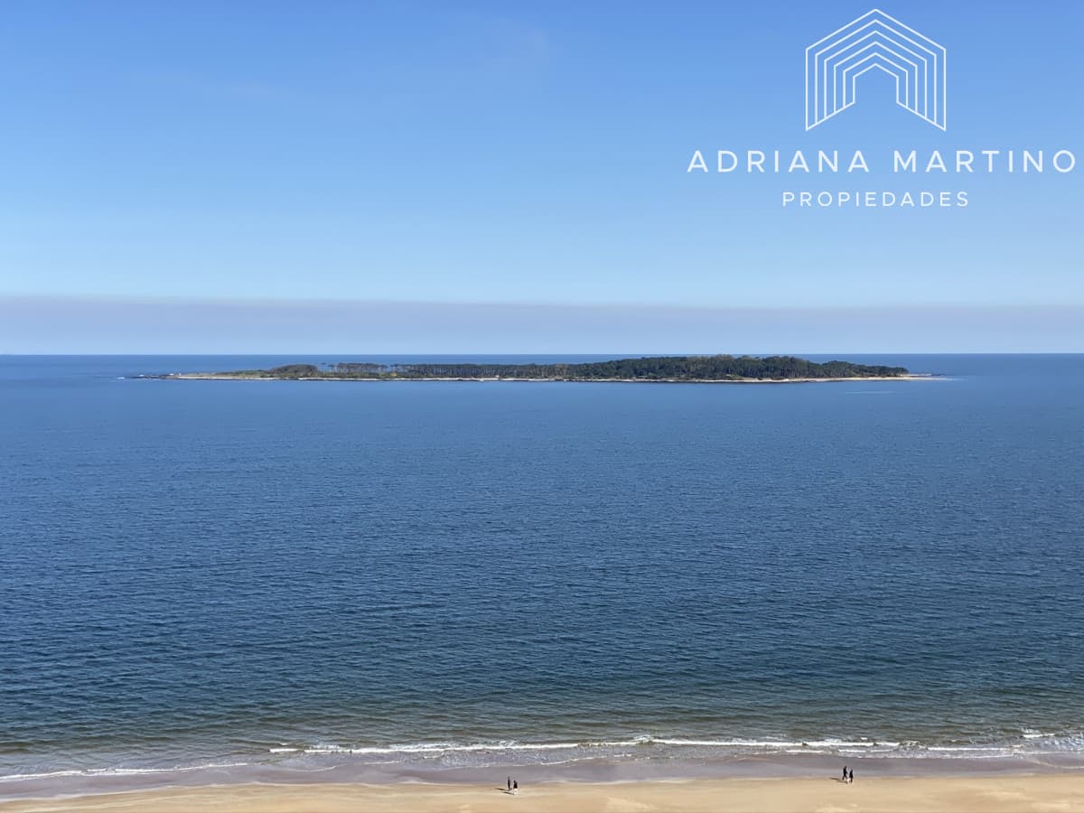 Espectacular apartamento de excelente calidad de construcción. Terraza superior con parrillero cerrado. Amplios y luminosos ambientes. Frente al mar.