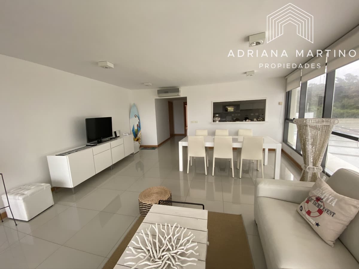 Amplio apartamento de categoria en primera linea a playa brava