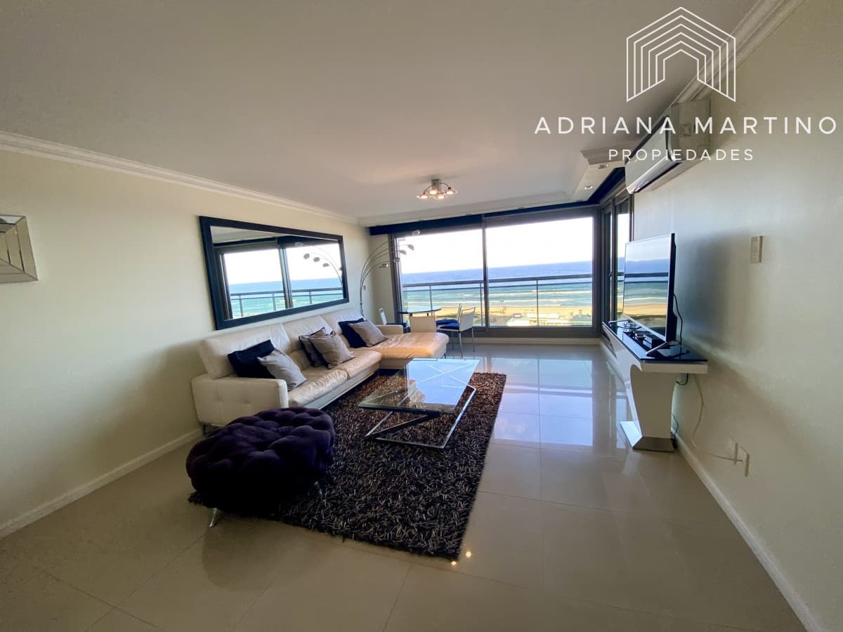 Espectacular apartamento con vista la Brava. Cómodos, amplios e iluminados ambientes. Excelentes servicios.